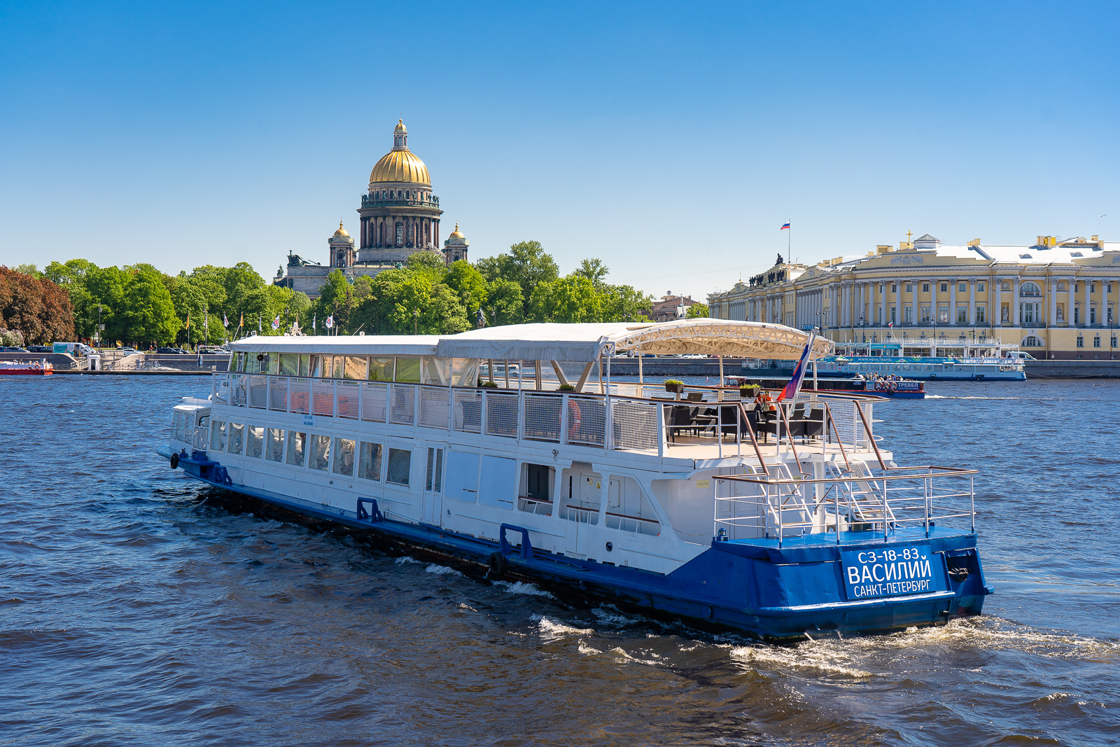 Двухпалубный теплоход «Василий»